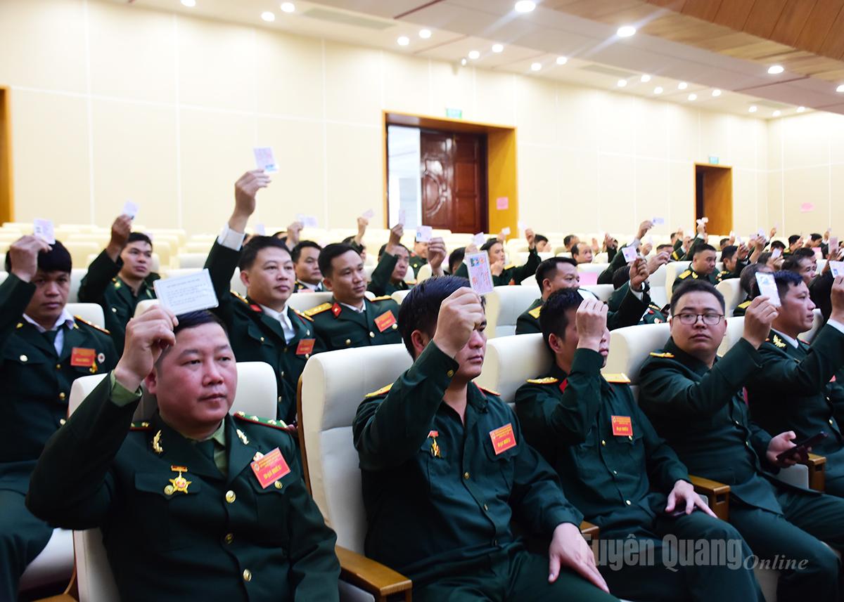 Delegatene stemmer for å godkjenne Kongressens presidium og sekretariat.