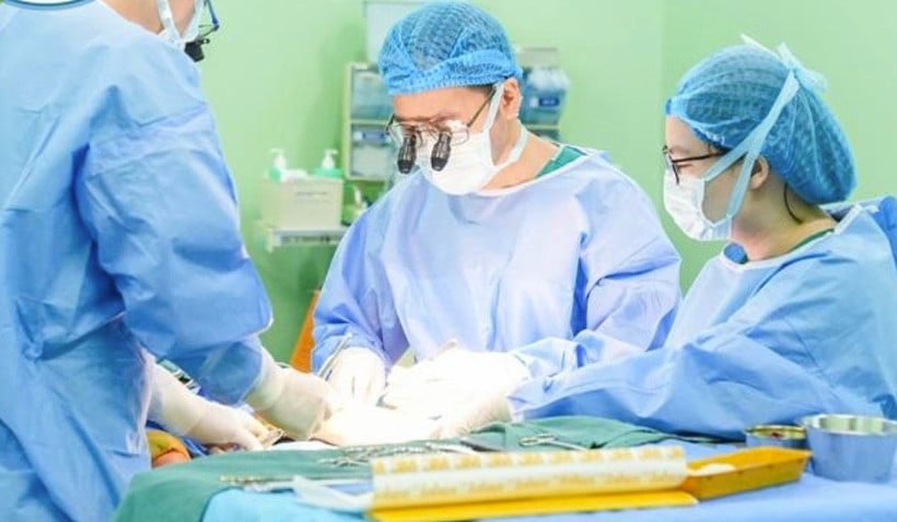 Доктор Хоанг Хай Дик та його команда прооперували дитину-пацієнта.