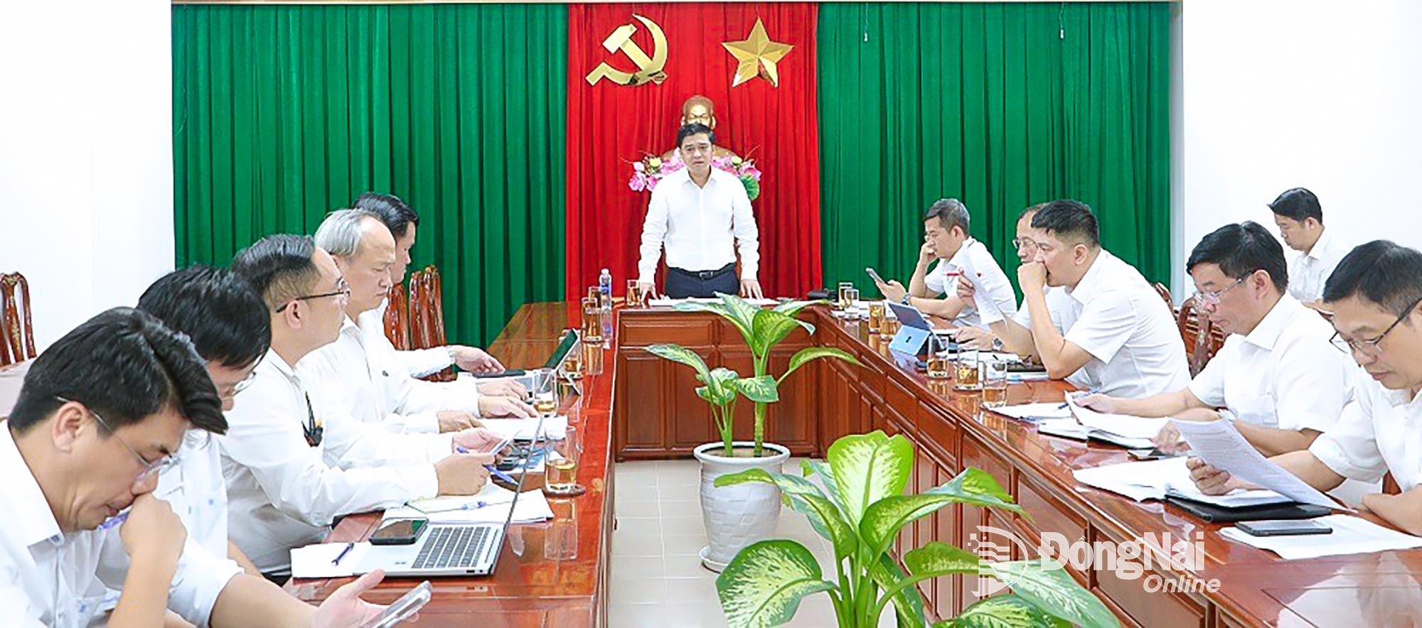 Anggota Komite Partai Provinsi, Wakil Ketua Komite Rakyat Provinsi Dong Nai, Ho Van Ha, memberikan pidato dalam rapat tersebut. Foto: Pham Tung