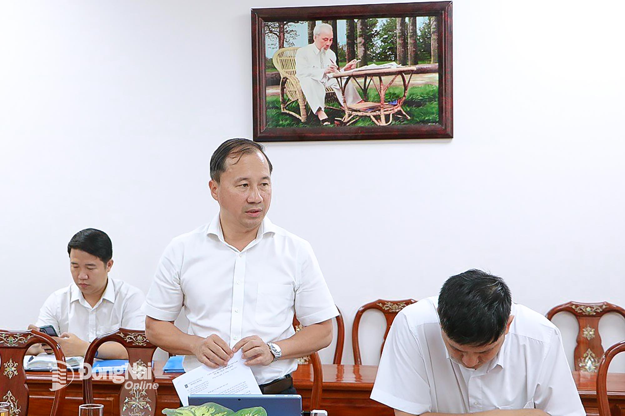 Direktur Dinas Konstruksi Provinsi Dong Nai, Nguyen Anh Tuan, memberikan sambutan pada pertemuan tersebut. Foto: Pham Tung