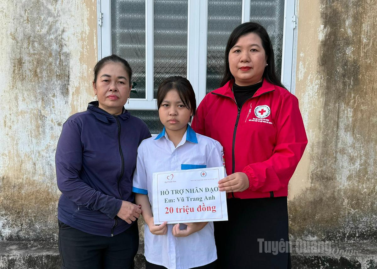 Hỗ trợ nhân đạo 20 triệu đồng cho em Vũ Trang Anh, xã Yên Sơn