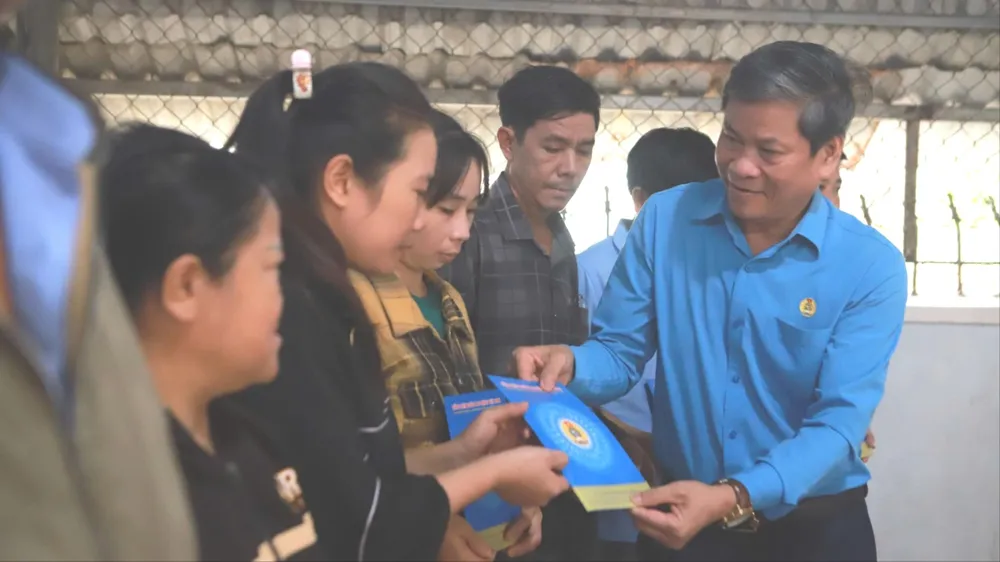 ຕອນ​ບ່າຍ​ວັນ​ທີ 24/11, ທ່ານ​ຮອງ​ປະທານ​ສະຫະພັນ​ແຮງ​ງານ​ຫວຽດນາມ Huynh Thanh Xuan ​ໄດ້​ໃຫ້ການ​ສະໜັບສະໜູນ​ແກ່​ຜູ້​ອອກ​ແຮງ​ງານ​ທີ່​ໄດ້​ຮັບ​ຜົນ​ກະທົບ​ຈາກ​ໄພ​ທຳ​ມະ​ຊາດ​ຢູ່​ແຂວງ Gia Lai.