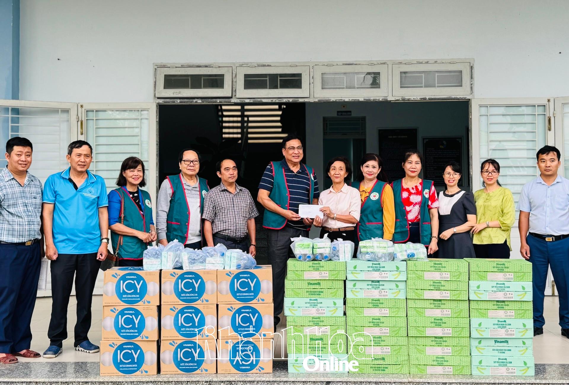 Báo và Phát thanh, Truyền hình Khánh Hòa, Hội Bảo trợ người khuyết tật, bệnh nhân nghèo và quyền trẻ em tỉnh trao quà cho bệnh nhân và cán bộ y tế