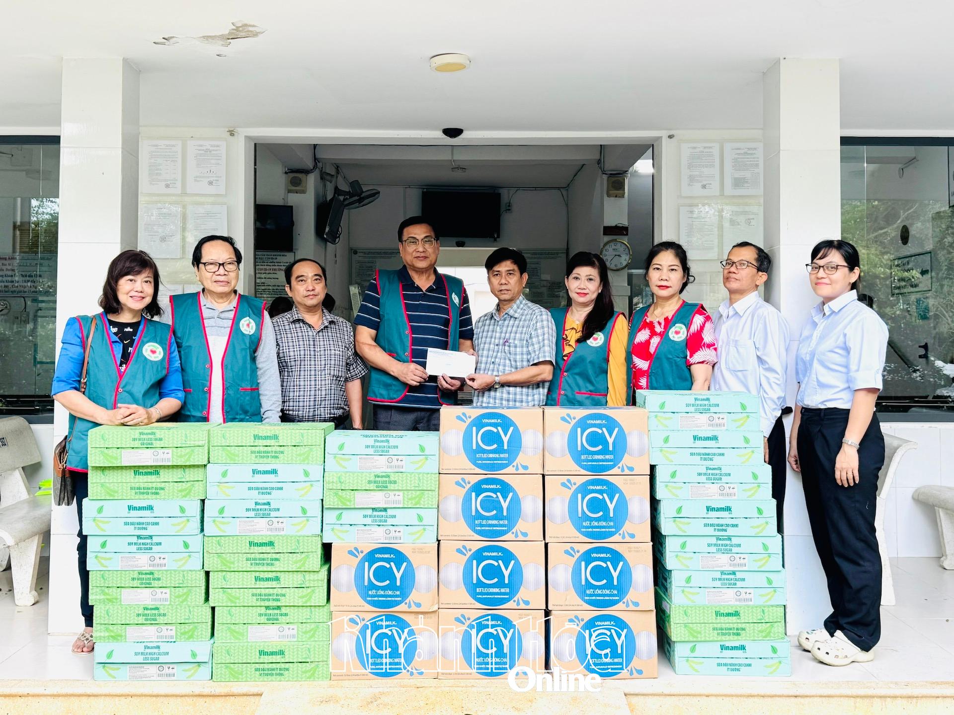 Reprezentanții celor două unități au oferit cadouri Spitalului Provincial de Boli Mintale.