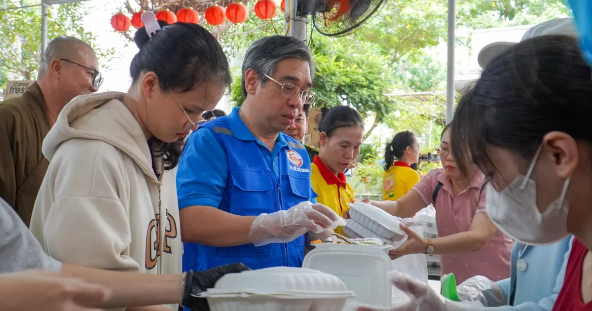 Khánh Hòa: Bếp ăn dã chiến làm ấm lòng người dân vùng lũ