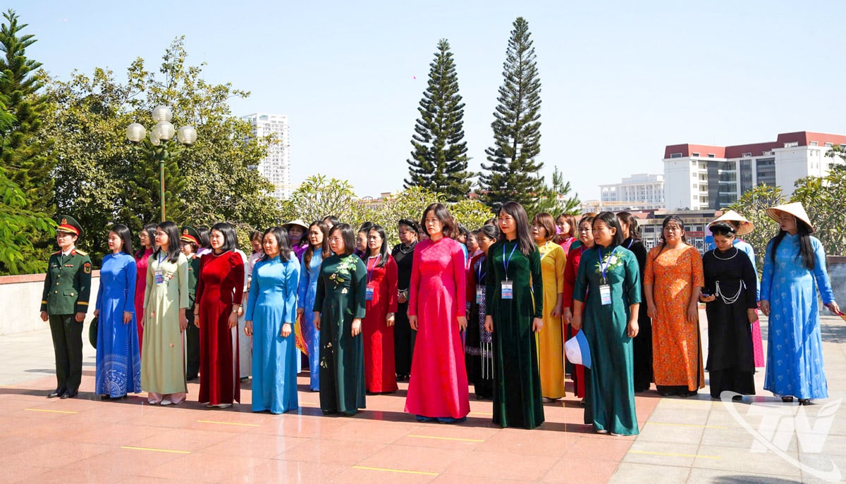 Perwakilan yang menghadiri Kongres menawarkan kemenyan di Monumen Pahlawan dan Syuhada Wilayah.