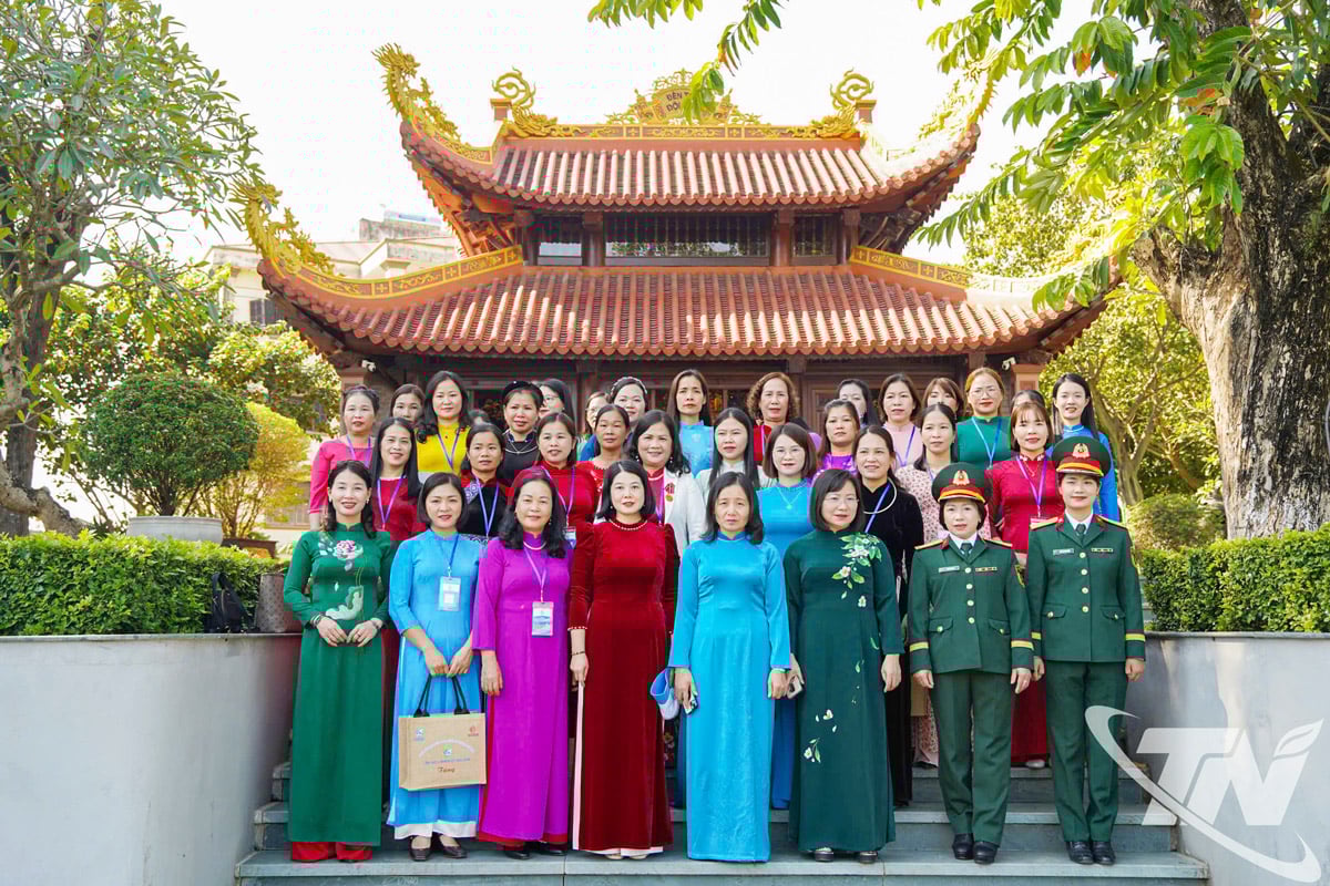 Perwakilan yang menghadiri Kongres mengambil gambar cenderahati selepas upacara penyerahan kemenyan.