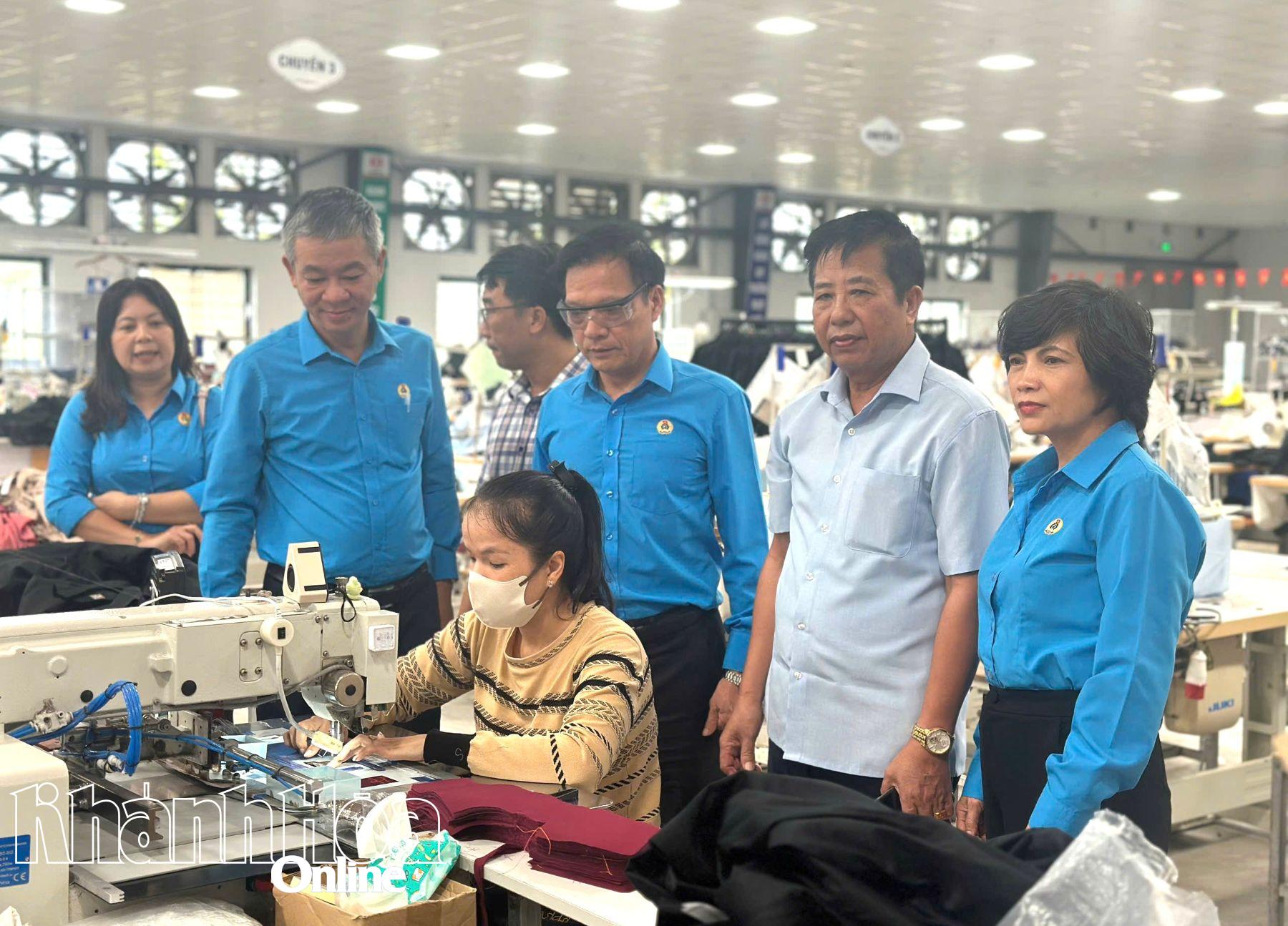 বন্যার পর ইনোফ্লো কোম্পানি লিমিটেডের শ্রমিকদের উৎপাদন ও কর্মসংস্থান পরিস্থিতি সম্পর্কে প্রাদেশিক শ্রমিক ফেডারেশনের নেতারা ধারণা করছেন।