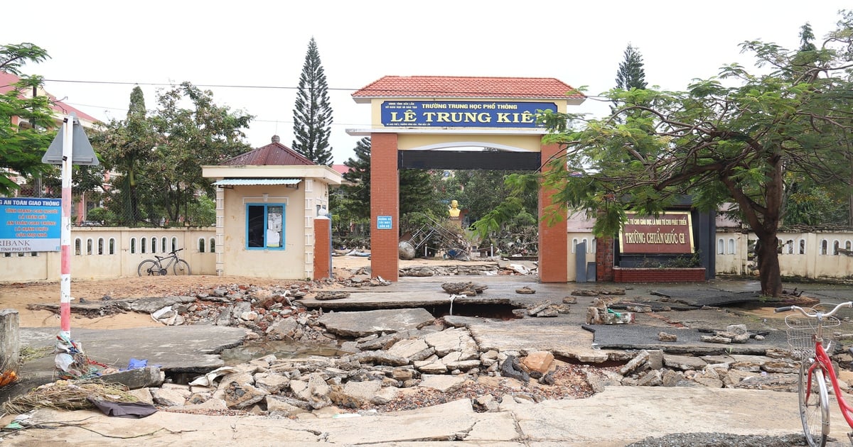 Trường THPT Lê Trung Kiên tan hoang sau lũ, nỗi lo an toàn cho học sinh
