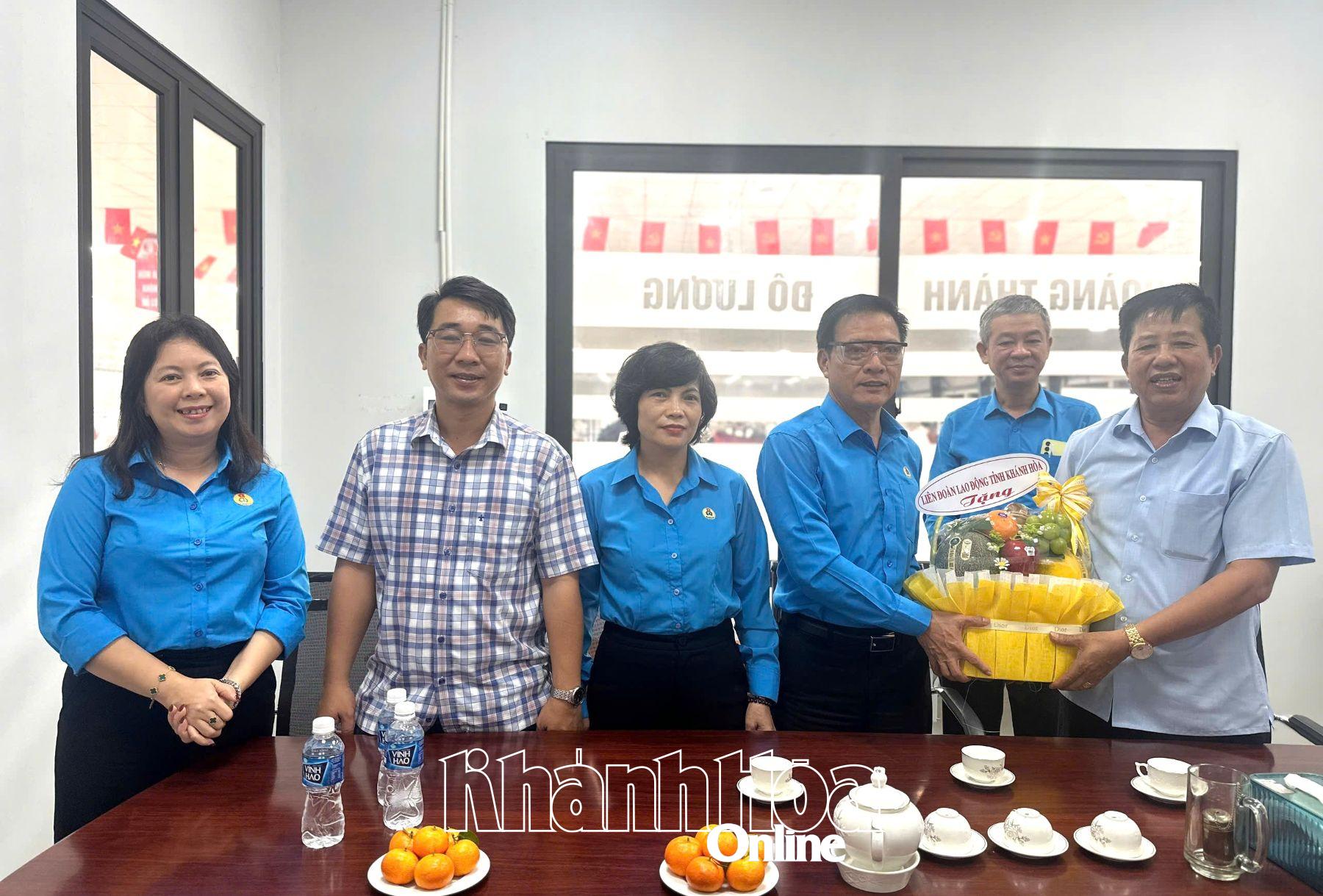 প্রাদেশিক শ্রমিক ফেডারেশনের নেতারা ইনোফ্লো কোম্পানি লিমিটেডকে উৎসাহিত করার জন্য পরিদর্শন করেছেন এবং উপহার দিয়েছেন।