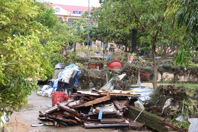 Trường THPT Lê Trung Kiên  tan hoang sau lũ, nỗi lo an toàn cho học sinh - Ảnh 1.