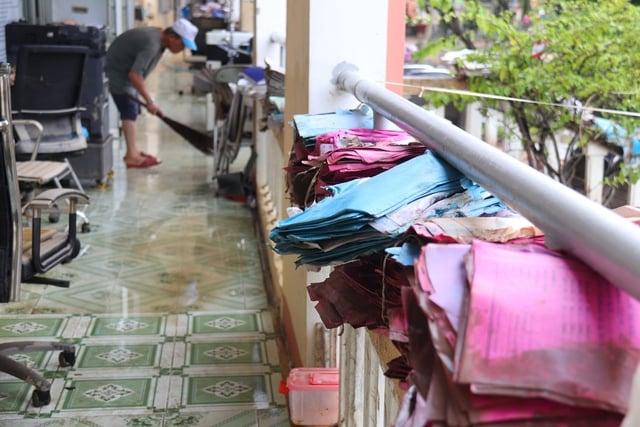 Trường THPT Lê Trung Kiên  tan hoang sau lũ, nỗi lo an toàn cho học sinh - Ảnh 2.