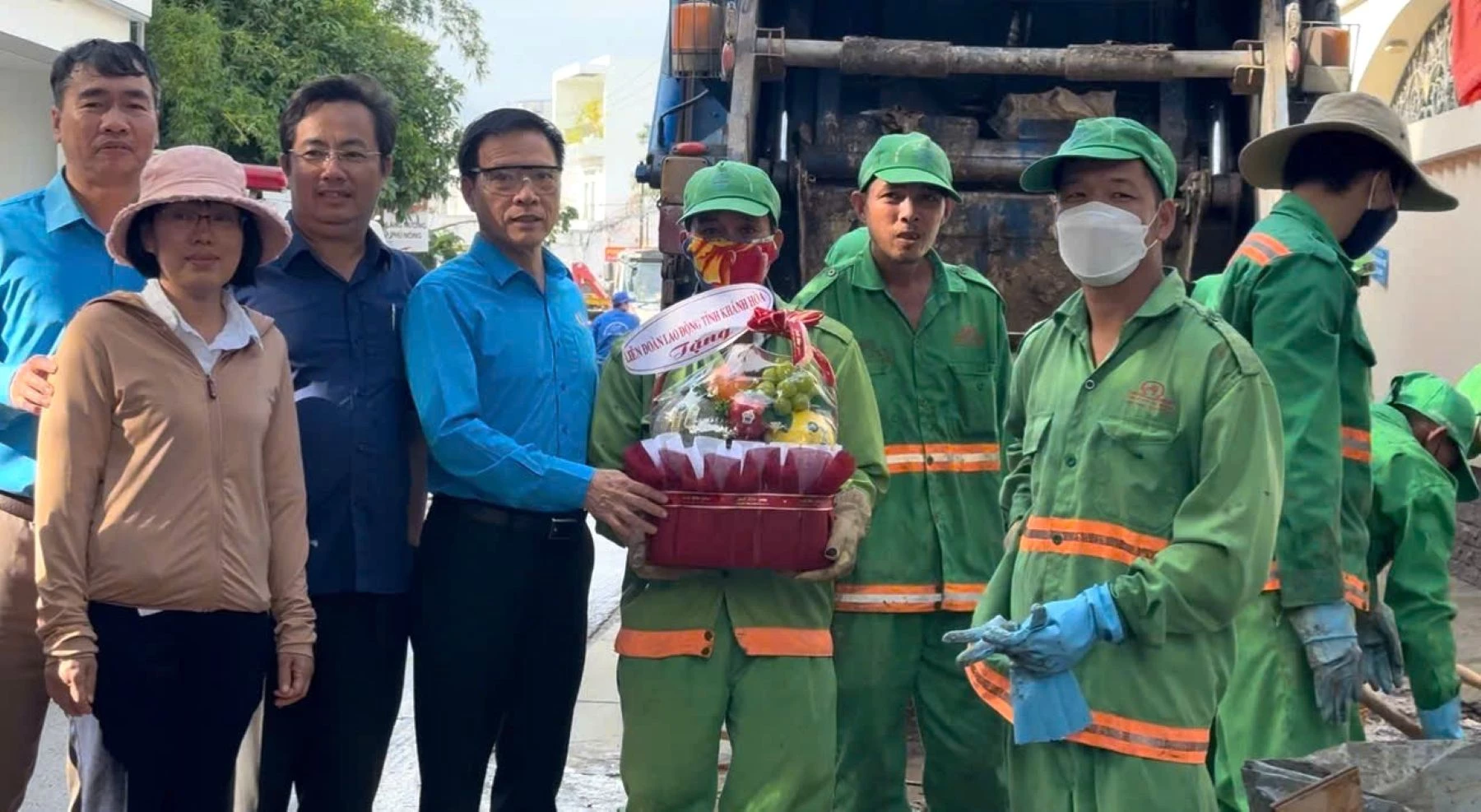 প্রাদেশিক শ্রমিক ফেডারেশনের নেতারা নাহা ট্রাং আরবান এনভায়রনমেন্ট জয়েন্ট স্টক কোম্পানির কর্মীদের উৎসাহিত করার জন্য উপহার প্রদান করেন।