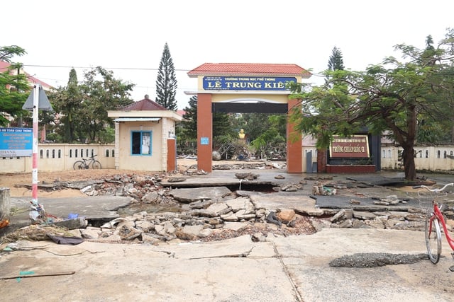Trường THPT Lê Trung Kiên  tan hoang sau lũ, nỗi lo an toàn cho học sinh - Ảnh 5.