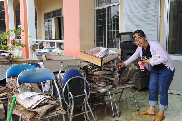 Trường THPT Lê Trung Kiên  tan hoang sau lũ, nỗi lo an toàn cho học sinh - Ảnh 6.