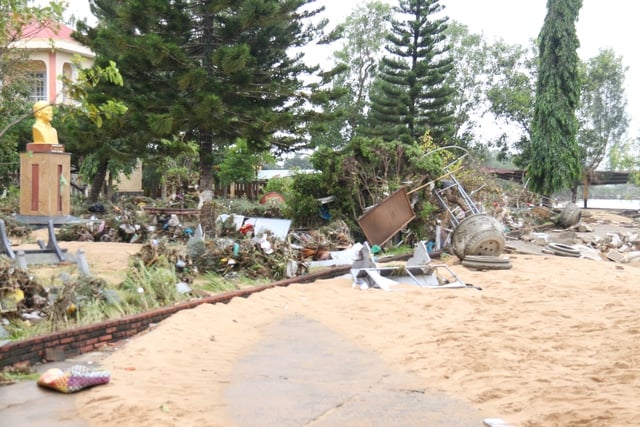 Trường THPT Lê Trung Kiên  tan hoang sau lũ, nỗi lo an toàn cho học sinh - Ảnh 7.