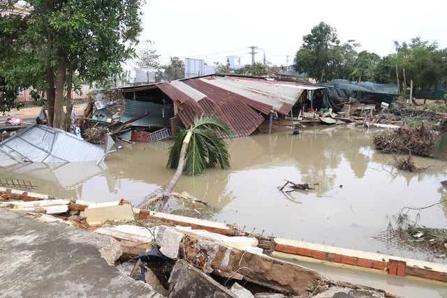 Trường THPT Lê Trung Kiên  tan hoang sau lũ, nỗi lo an toàn cho học sinh - Ảnh 8.