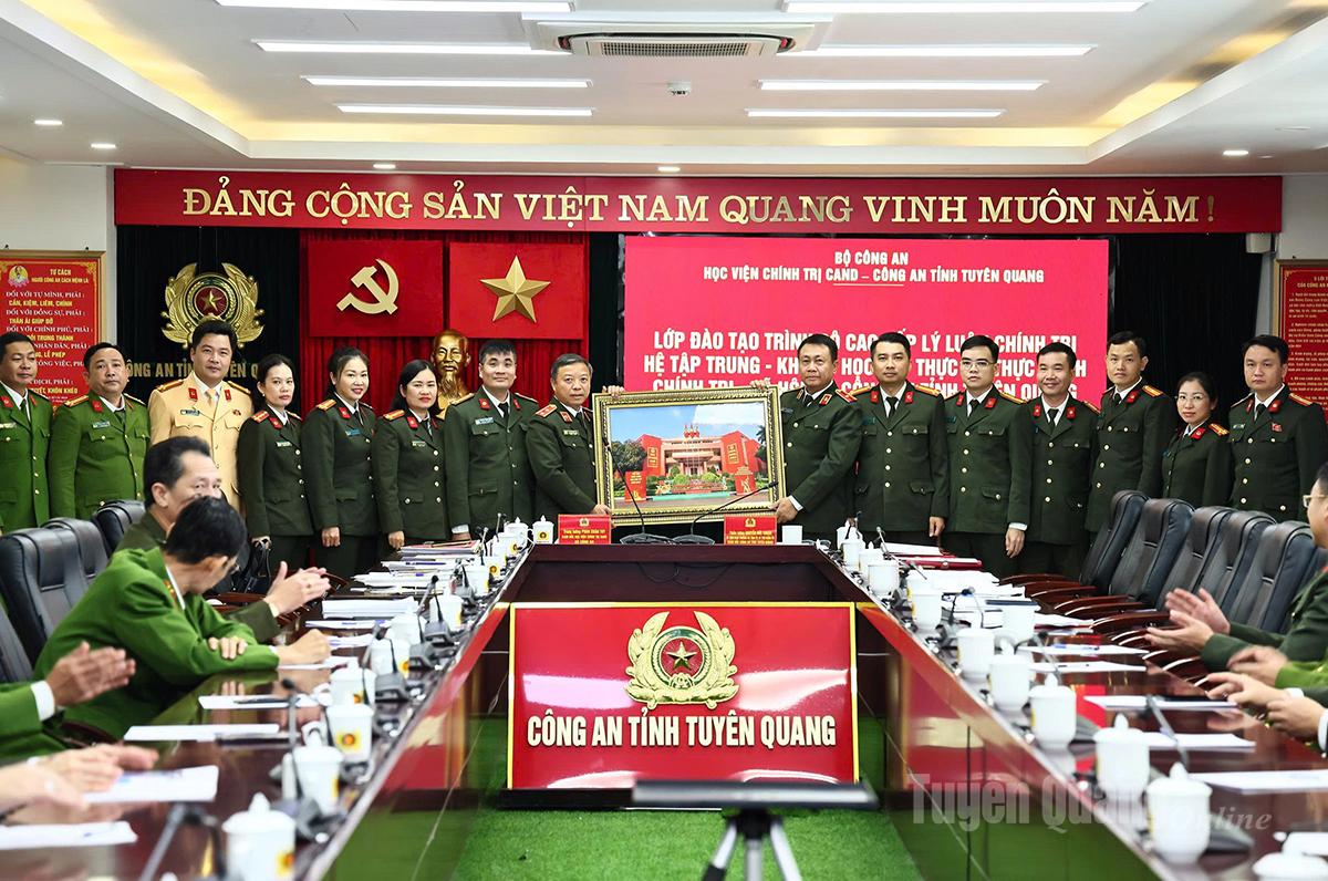 The CAND Political Academy presented the painting to the Tuyen Quang Provincial Police.