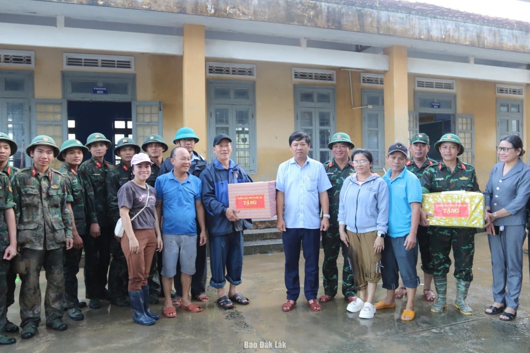 Varamedlem i partiets sentralkomité, sekretær for den provinsielle partikomiteen, Luong Nguyen Minh Triet, besøkte og oppmuntret styrkene som deltar i å støtte skadeoppbyggingen ved An Ninh Tay barneskole i Tuy An Dong kommune. Foto: Ha My