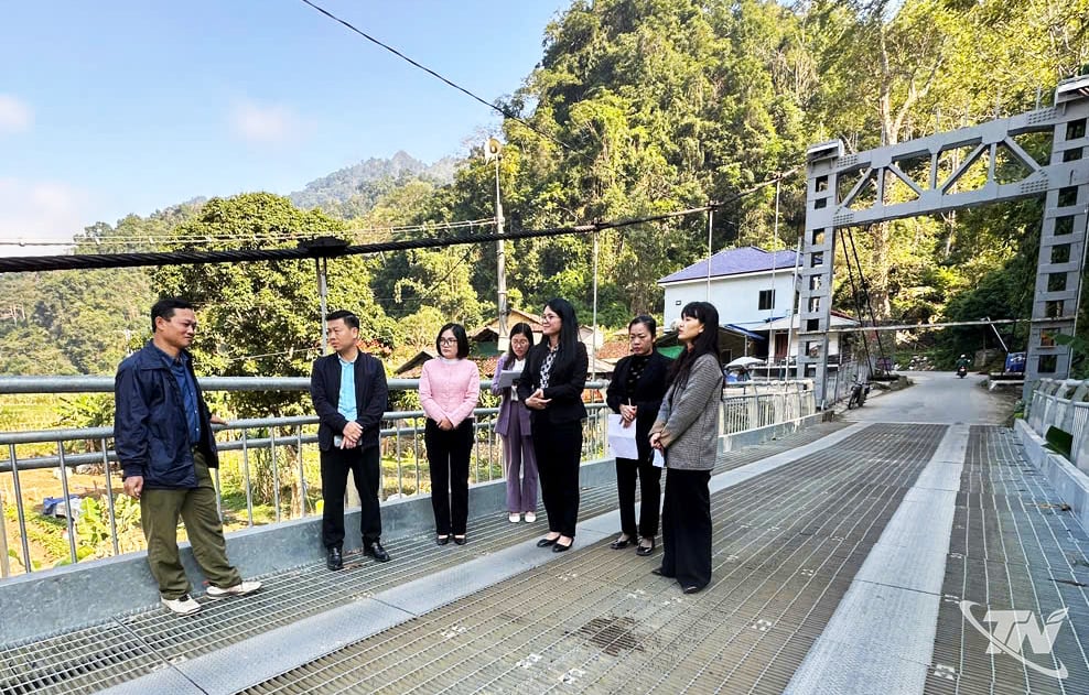 ຄະນະ​ເຮັດ​ວຽກ​ລົງ​ໄປ​ສຳ​ຫຼວດ​ຄຳ​ເຫັນ​ຂອງ​ຜູ້​ມີ​ສິດ​ເລືອກ​ຕັ້ງ​ຢູ່​ບ້ານ​ປ່າ​ງອຍ, ຕາ​ແສງ ບາ​ເບ.