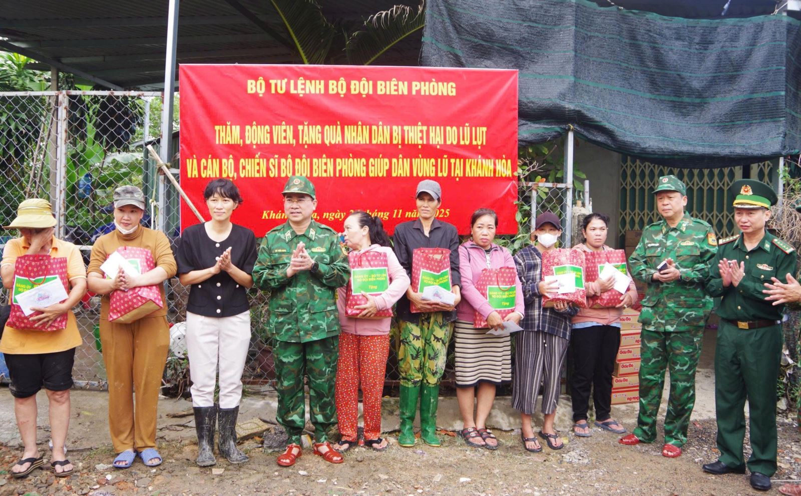 BTL Bộ đội Biên phòng trao tặng 150 triệu đồng, hỗ trợ nhân dân vùng lũ Khánh Hòa