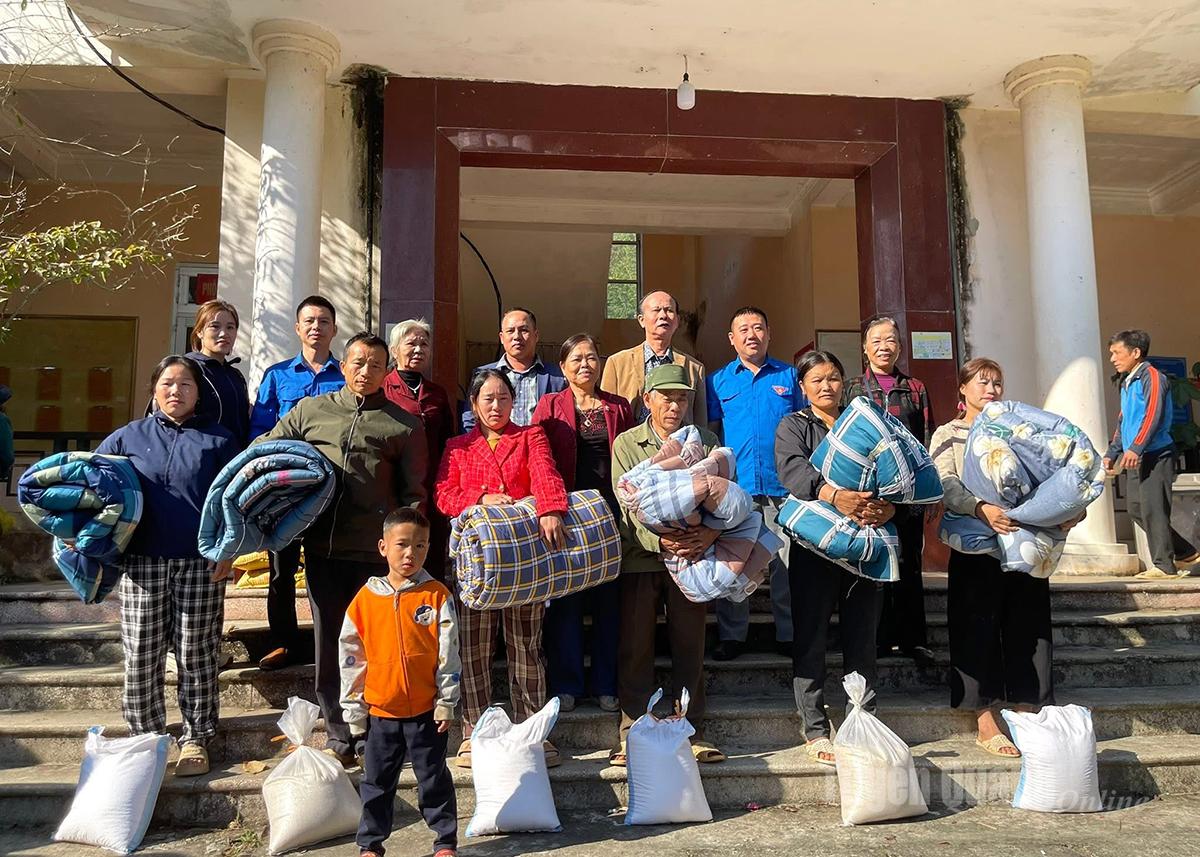 Trao hơn 100 suất quà và tổ chức "Phiên chợ 0 đồng" tại xã Côn Lôn