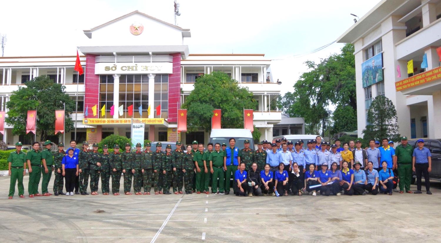 Bộ Chỉ huy Quân sự tỉnh tiếp nhận, phân phối hơn 500 tấn hàng cứu trợ từ TP. Hồ Chí Minh