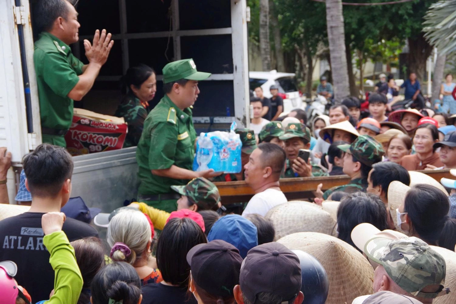 Kerja-kerja menerima dan mengagihkan barangan bantuan dilaksanakan mengikut moto “cepat – betul – mencukupi – terus kepada rakyat”.