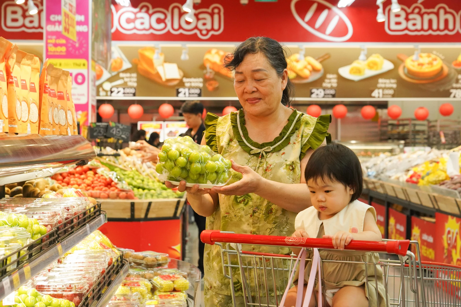 Bình ổn thị trường sau mưa lũ