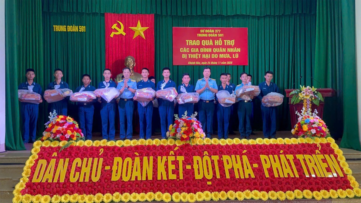 Trung đoàn 591, Sư đoàn Phòng không 377 hỗ trợ các quân nhân có gia đình bị thiệt hại do mưa lũ