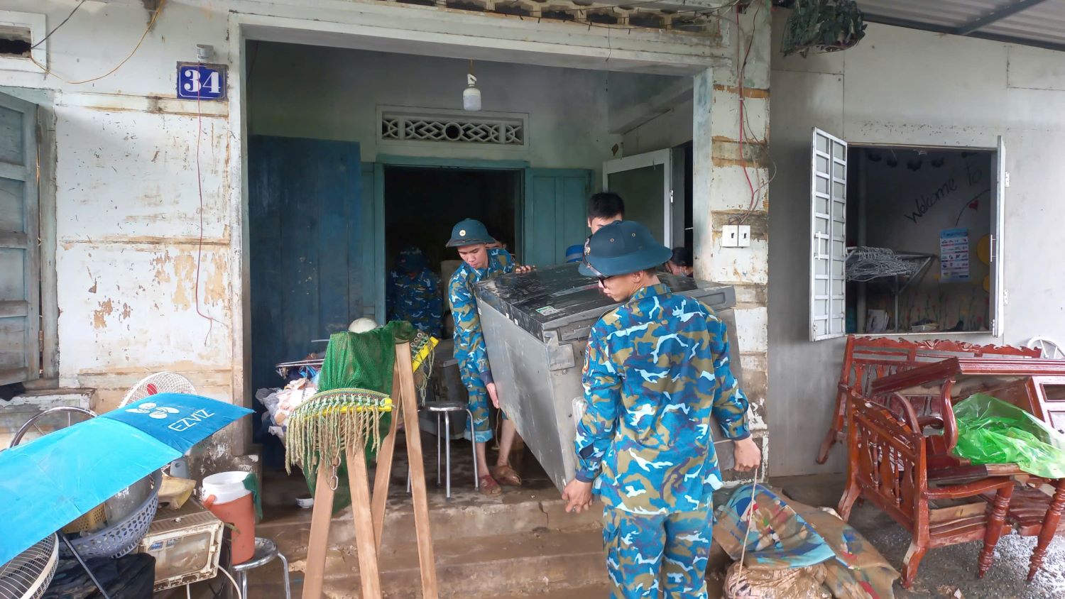 ڈین تھو کمیون میں سیلاب کے بعد رجمنٹ کے افسران اور سپاہی لوگوں کی صفائی میں مدد کر رہے ہیں۔