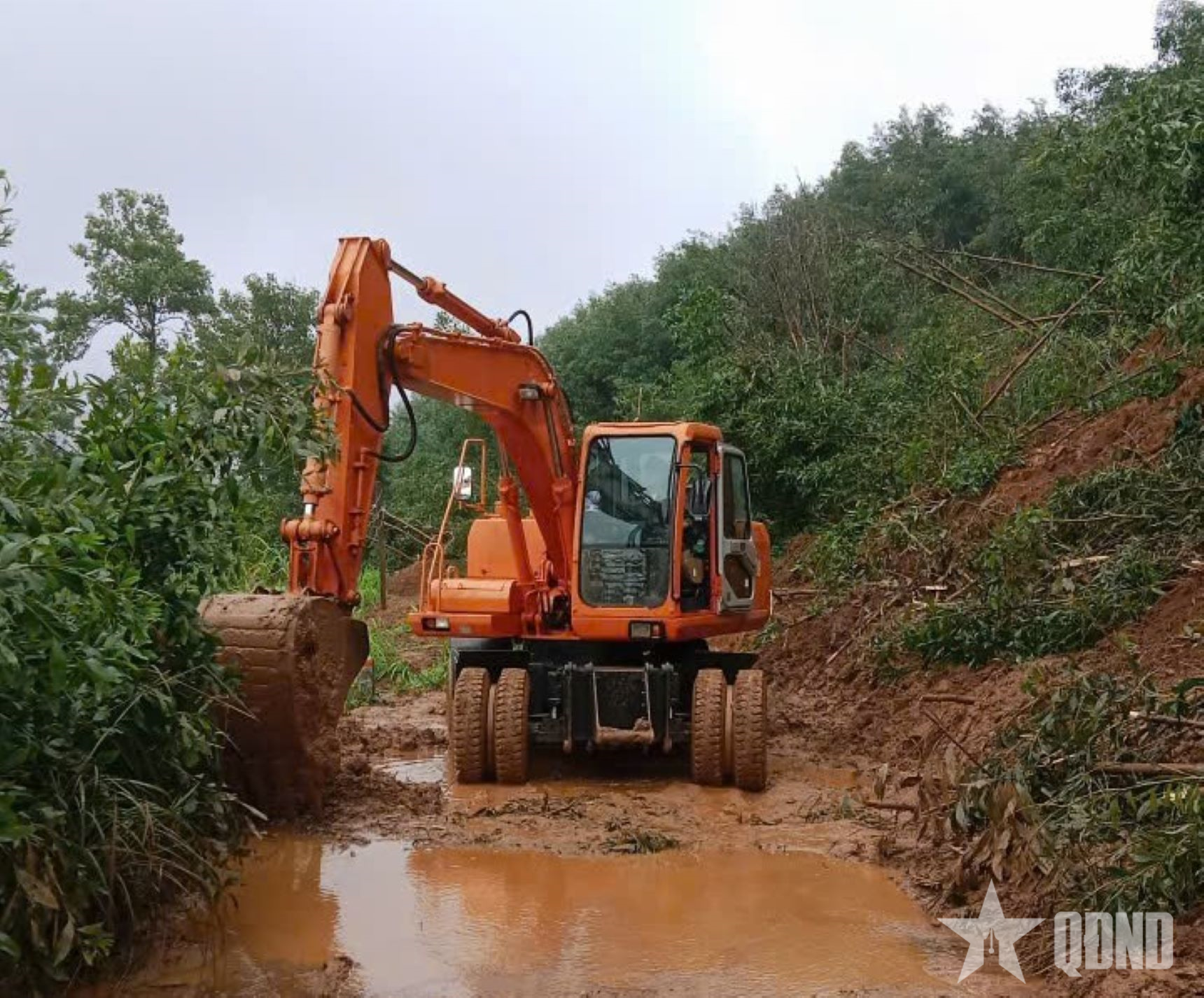 Lữ đoàn Công binh 270 và Lữ đoàn Phòng không 573 (Quân khu 5) giúp dân khắc phục hậu quả mưa, lũ