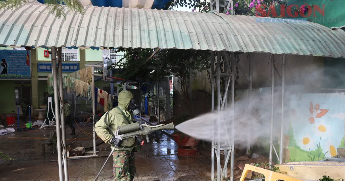 Quân khu 7 phun khử khuẩn vùng lũ D’ran (Lâm Đồng)