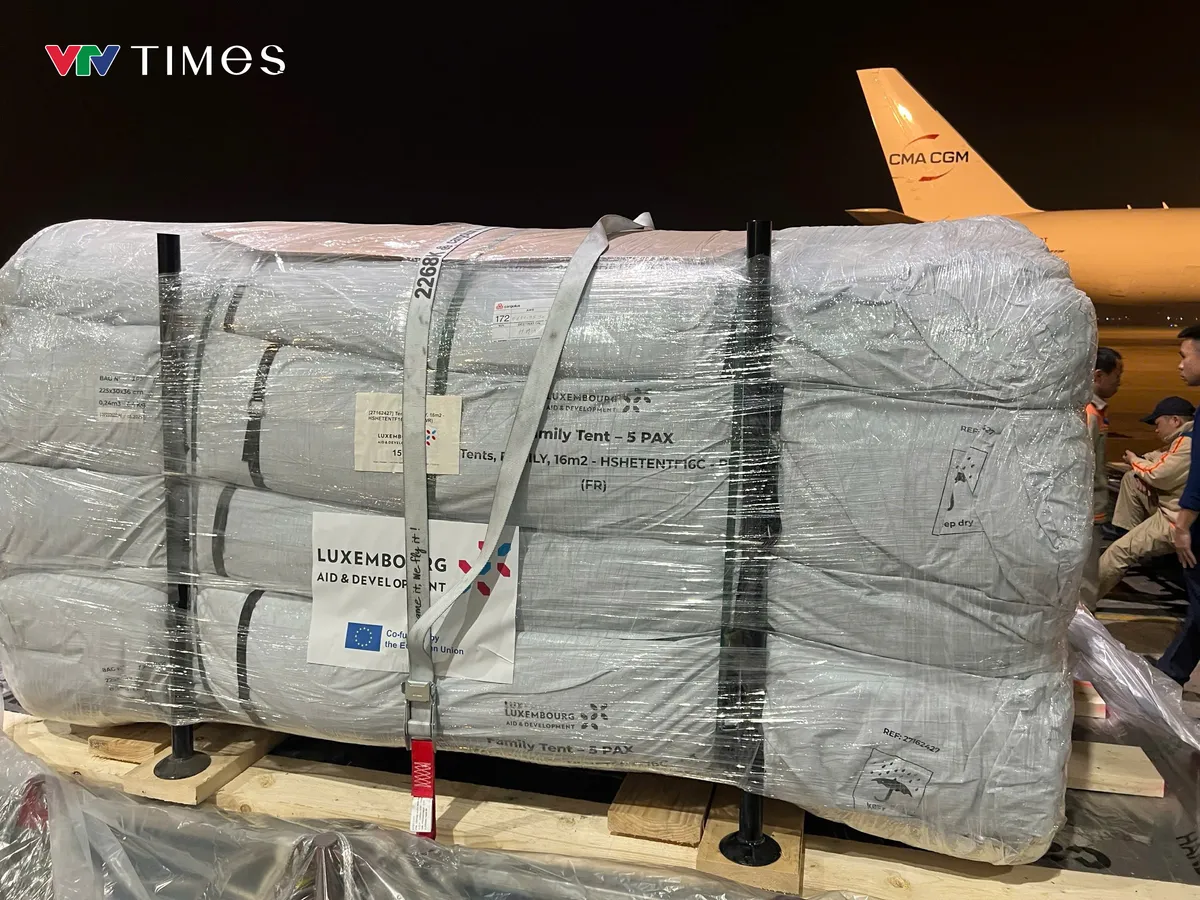 Hulpgoederen vervoerd vanuit Luxemburg, landend op de internationale luchthaven van Noi Bai. Foto: Thai Tho
