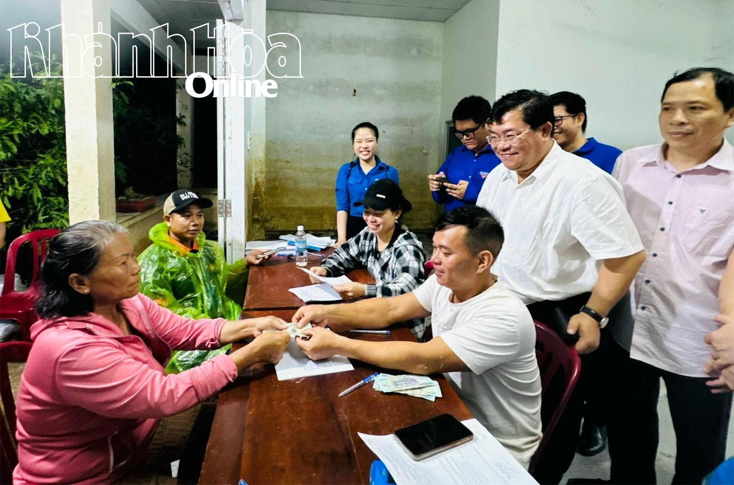 Xã Diên Điền: Chi trả tiền hỗ trợ cho người dân khắc phục hậu quả mưa lũ