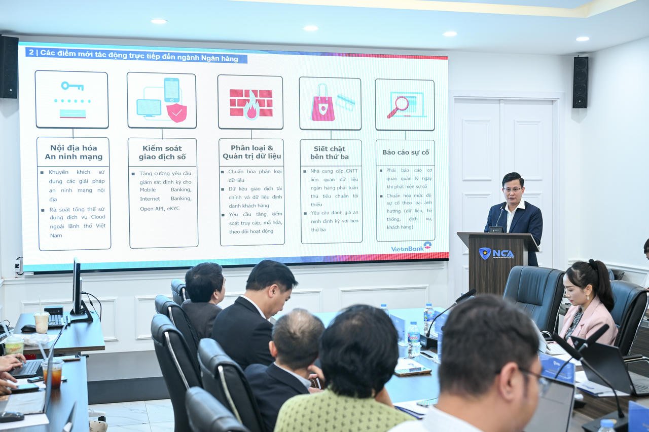 На семінарі виступив заступник генерального директора VietinBank пан Тран Конг Куїнь Лан.