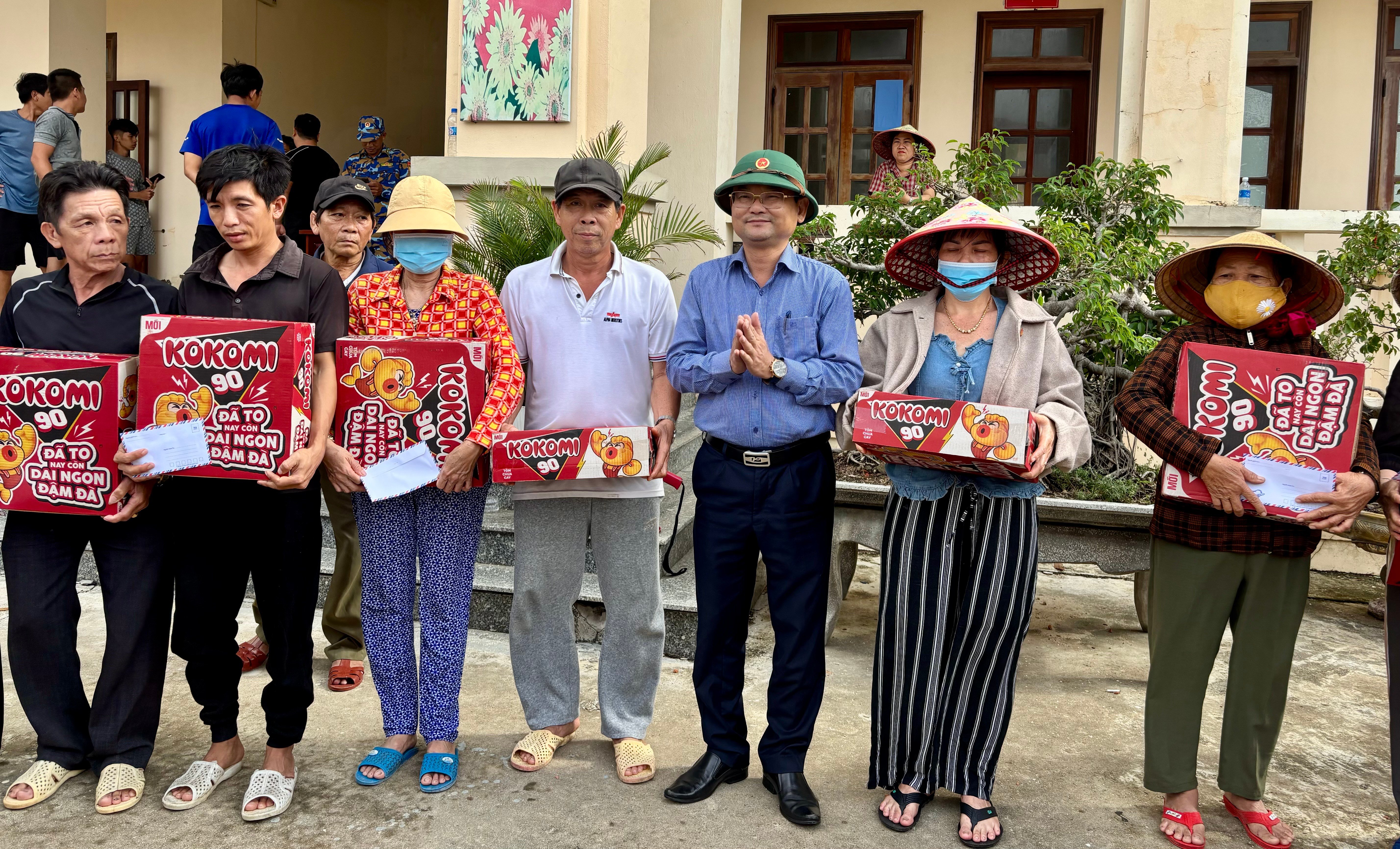 Phó Chủ tịch UBND tỉnh Nguyễn Tự Công Hoàng kiểm tra khắc phục mưa lũ tại làng chài Hải Minh.