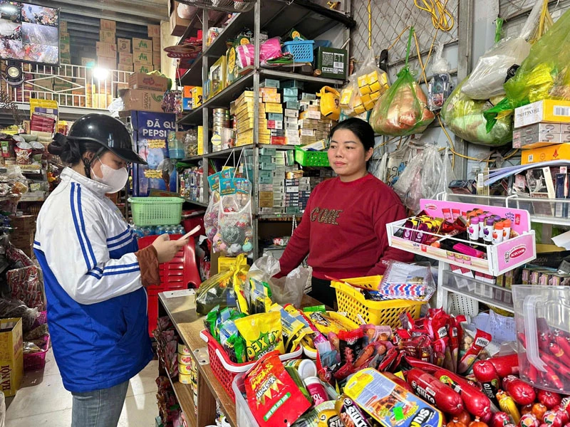 Tjänster, handel och landsbygdsindustrier bidrar till att förändra Nong Cong kommuns ekonomi.