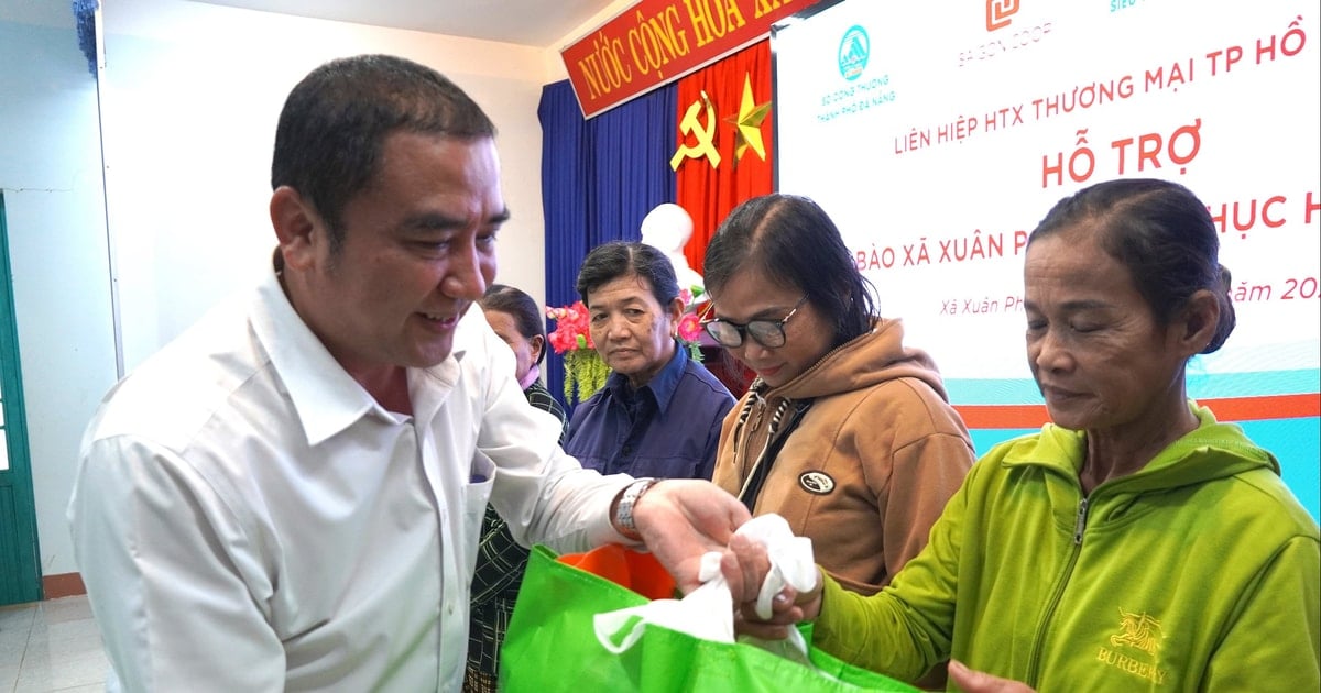 Sở Công Thương và Co.opmart Đà Nẵng tặng 100 suất quà cho người dân vùng ngập lụt xã Duy Xuyên và Nam Phước