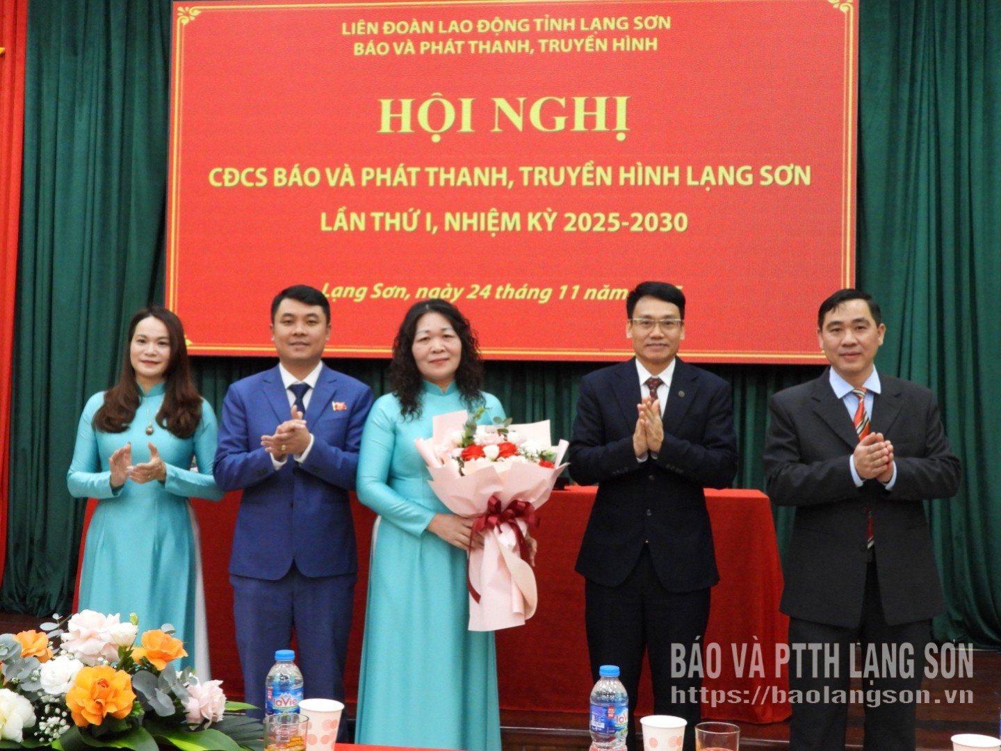 Kamrat Nguyen Dong Bac, chef för tidningen Lang Son, radio- och tv-byrån, överlämnade blommor för att gratulera den nya verkställande kommittén.