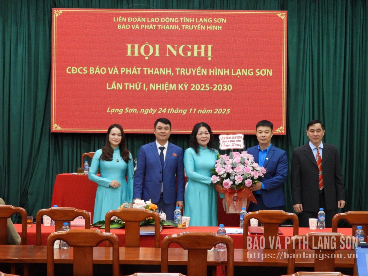 Ledarna för den provinsiella arbetarförbundet överlämnade blommor för att gratulera de nya medlemmarna i den verkställande kommittén.