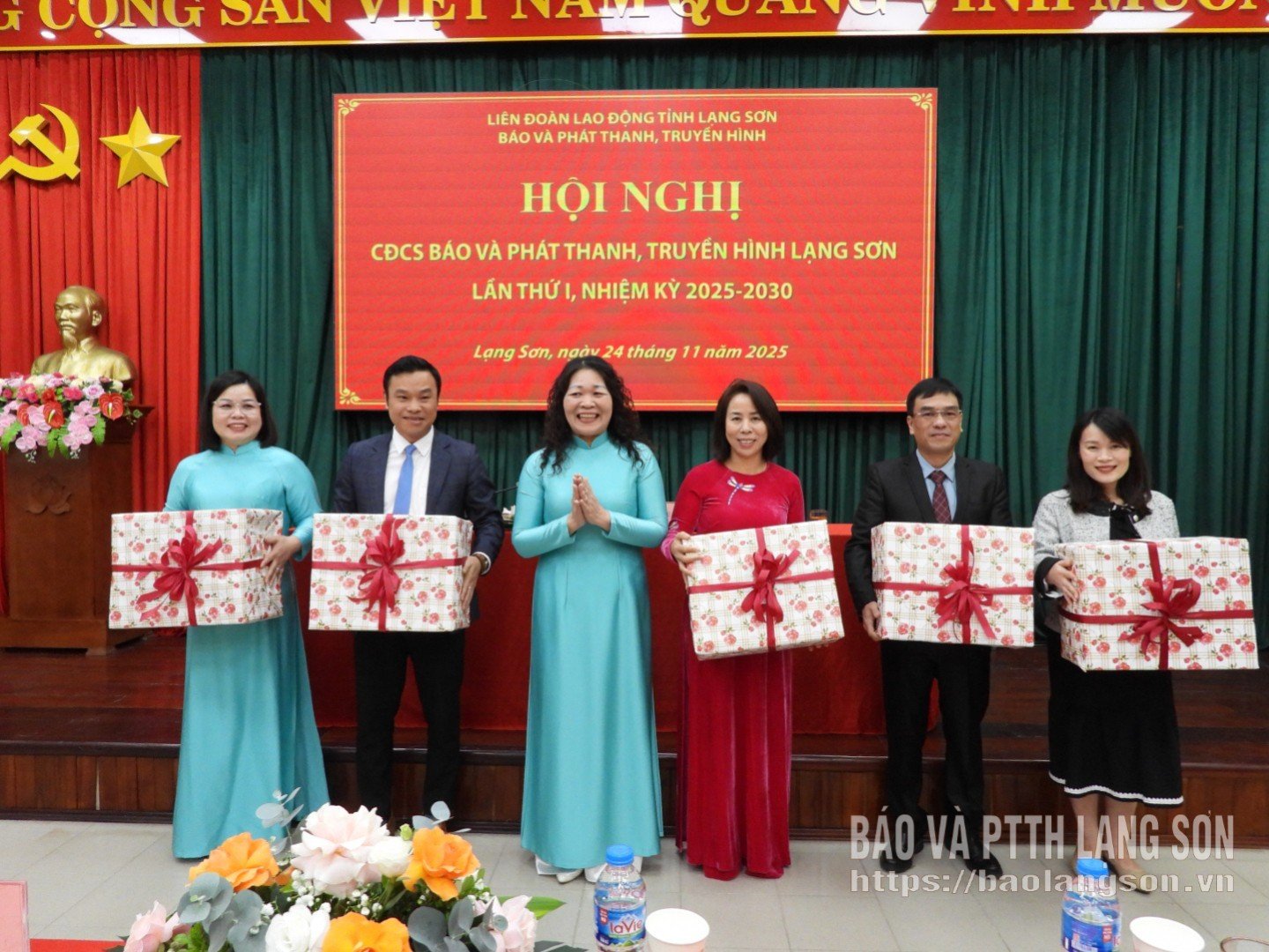 Fackföreningens ordförande för mandatperioden 2025-2030 överlämnade gåvor för att gratulera kamraterna i fackföreningens verkställande utskott för mandatperioden 2023-2028 och upphörde att delta i fackföreningens verkställande utskott för mandatperioden 2025-2030.