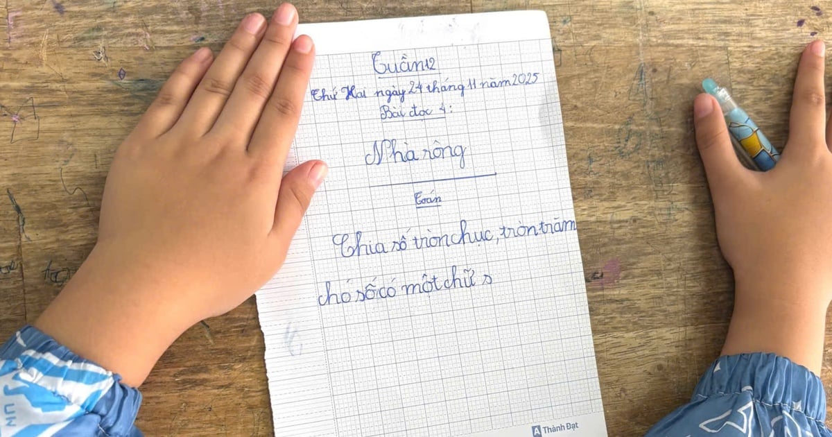 Học sinh vùng lũ mượn từng đôi giấy chép bài, khẩn cấp xin sách vở mới