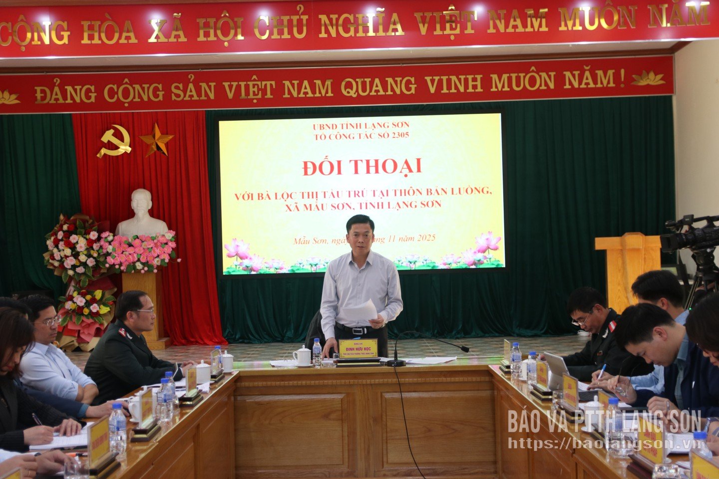 Kamerat Dinh Huu Hoc, medlem av det provinsielle partiets stående komité og fast nestleder i det provinsielle folkekomiteen, talte på dialogmøtet.