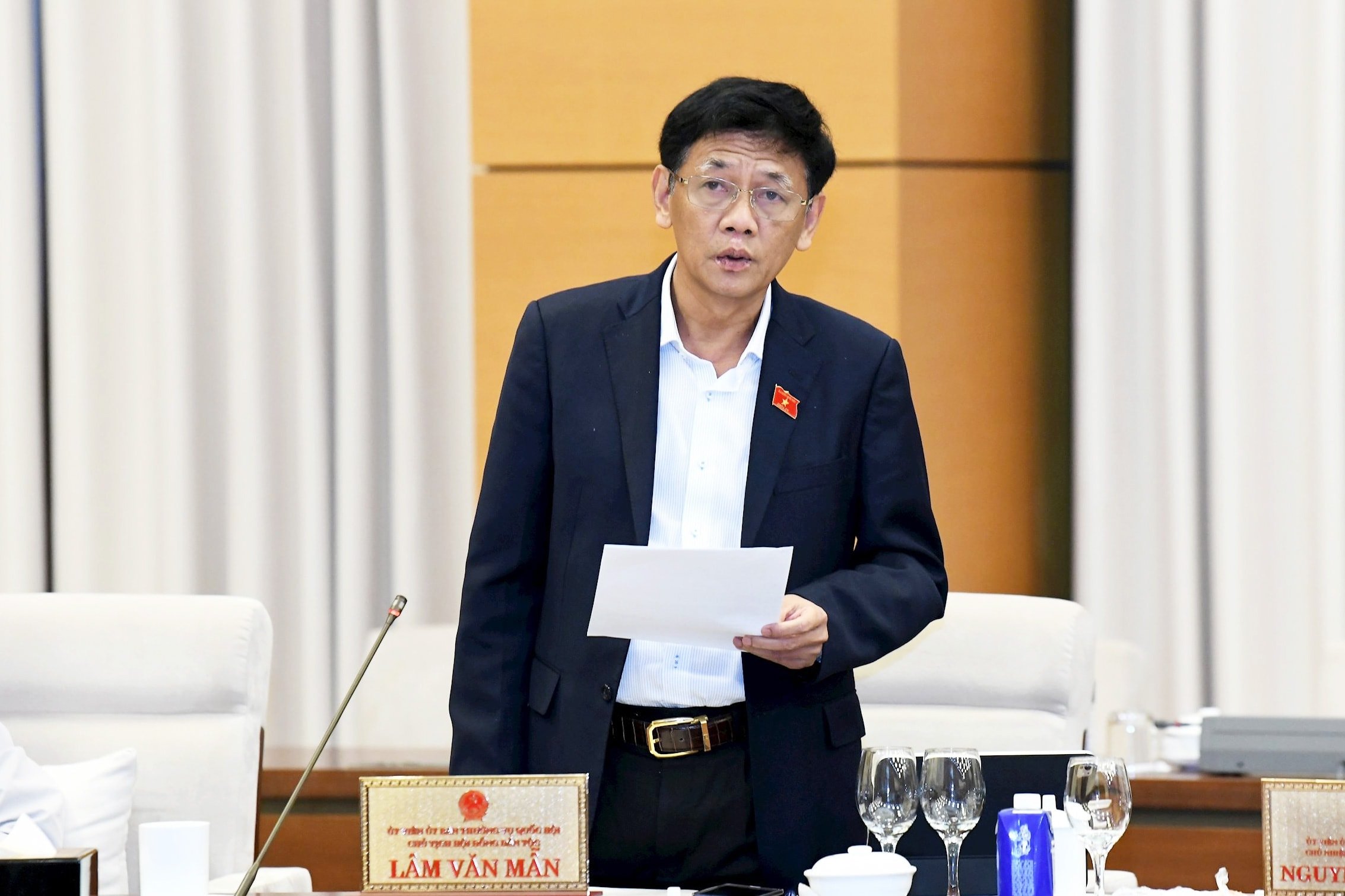 Milliyetler Konseyi Başkanı Lam Van Man, Hükümet Teklifinin incelenmesine ilişkin Özet Raporu sundu. Fotoğraf: Lam Hien