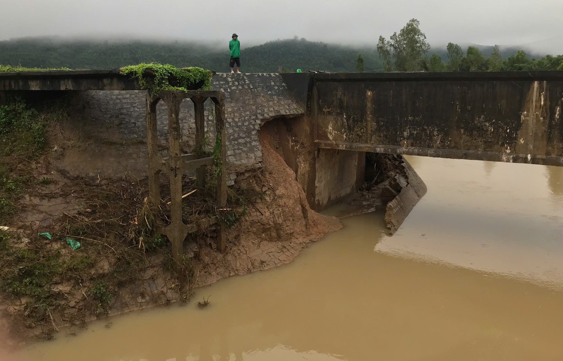 Hệ thống thủy lợi của Công ty TNHH MTV Thủy nông Đồng Cam bị thiệt hại nặng nề do mưa lũ. Ảnh: KS.