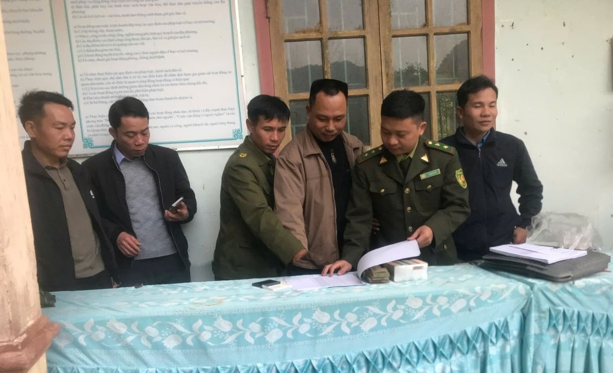 Người dân bản Kẻ Can, xã Châu Bình, tỉnh Nghệ An nhận tiền tín chỉ carbon. Ảnh: Đình Tiệp.