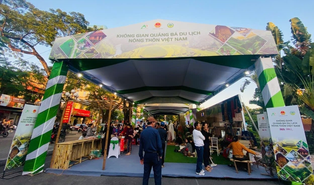 Jordbruks- och miljöministeriet gav centret för främjande av jordbrukshandel i uppdrag att samordna med centralkontoret för samordning av nya landsbygdsområden för att organisera ett utrymme för att främja Vietnams landsbygdsturism. Foto: Trung Du.