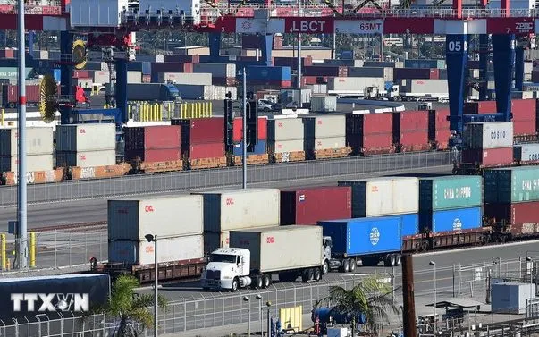 Container hàng hóa được bốc dỡ tại cảng Long Beach ở California (Mỹ). (Ảnh: AFP/TTXVN)