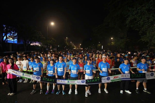 Standard Chartered Marathon Di sản Hà Nội 2025: Mỗi bước chạy là một hành động sẻ chia- Ảnh 1.